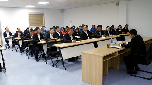 公司黨委副書記、工會主席紀(jì)景臣為景區(qū)運營一線黨員、積極分子講黨課