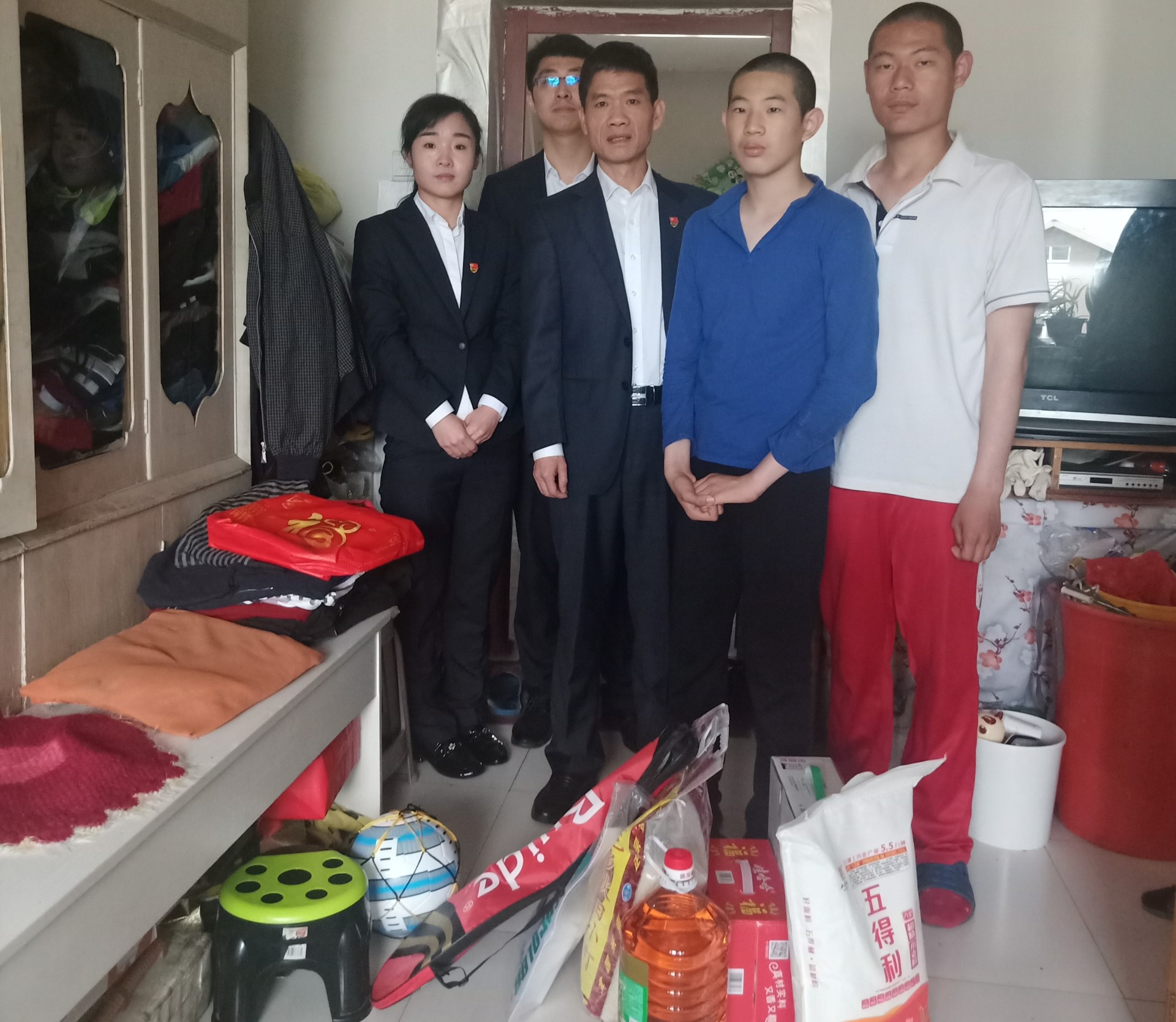 溫泉黨支部開展結對幫扶主題黨日活動